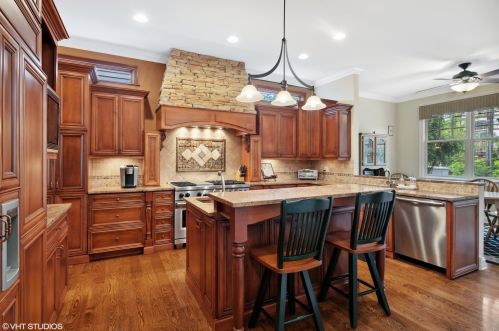 695 Mitchell Ave, Elmhurst IL 60126-4855 exterior