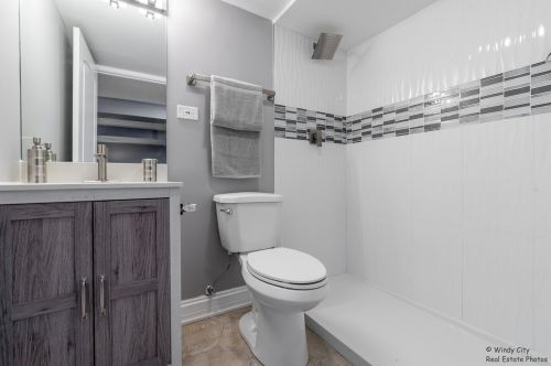 8621 Yates Blvd, Chicago IL  60617-2319 exterior