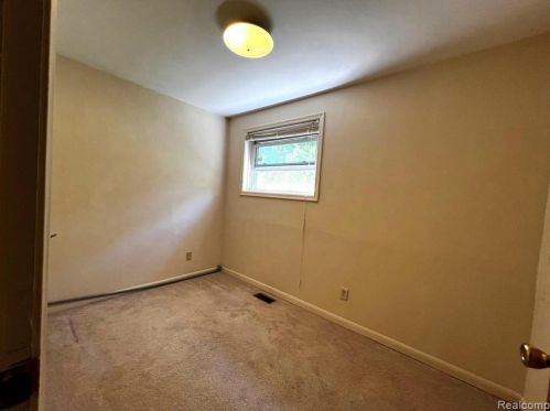 5204 Park Lake Rd, East Lansing MI 48823-3800 exterior