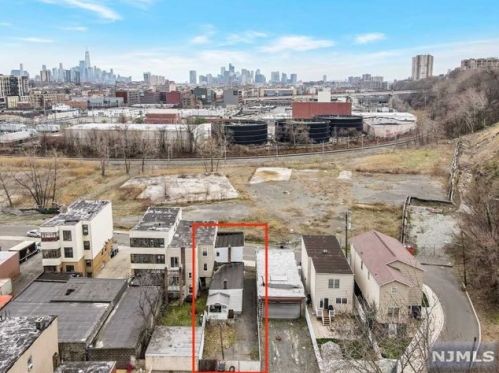 76 St, Union City NJ 07086-6629 exterior