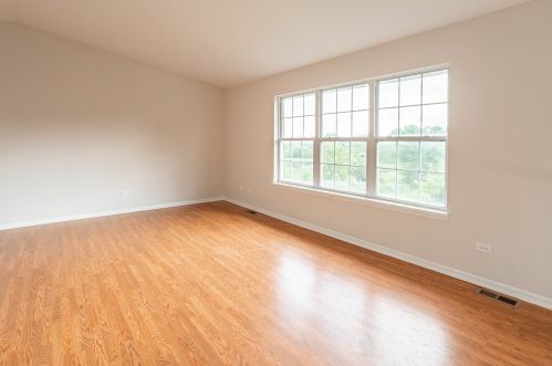 5222 Dixie Dr, Chicago, IL 60803-5133