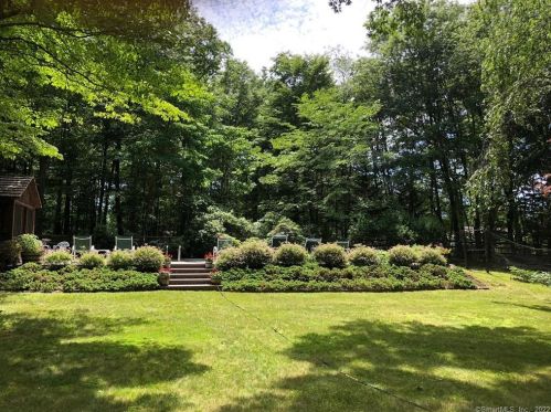 3 Huckleberry Hl Rd, Wilton CT 06897-2802 exterior