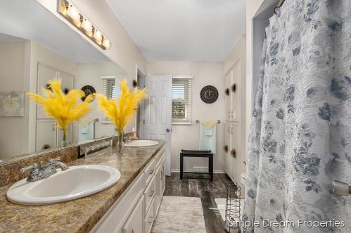 1746 Weymouth Dr, Grand Rapids MI 49508-3764 exterior