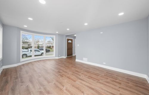 8247 Oglesby Ave, Chicago IL  60617-1927 exterior