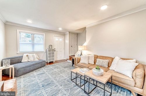 5637 Fenwick Dr, Alexandria VA 22303-1524 exterior