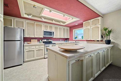 325 E Ave, San Diego, CA 92118-1333