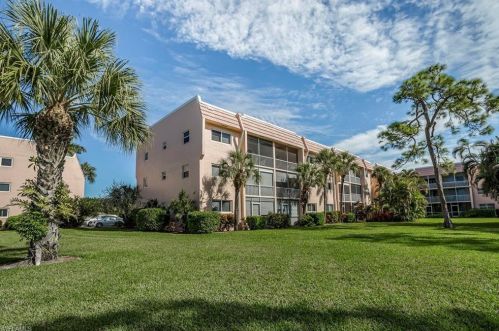 150 Turtle Lake Ct, Naples FL 34105-5561 exterior