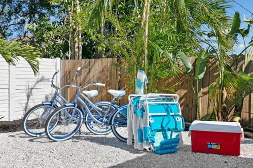 862 95th Ave, Naples FL 34108-2459 exterior