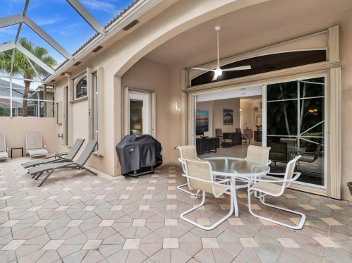 6910 Fairway Lk Dr, Boynton Beach FL 33472-6807 exterior