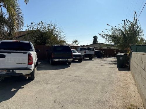 37 Garden Dr, Bakersfield CA 93307-5255 exterior