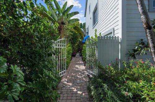888 10th St, Naples, FL 34120-5059