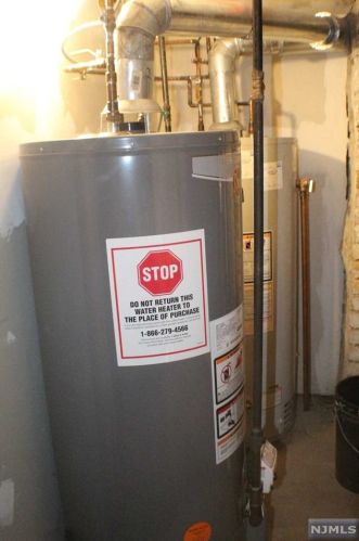 22 Forest Ave, Teaneck NJ 07666-5752 exterior