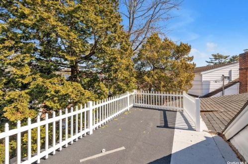 1081 Chestnut St, Valley Stream NY  11580-2157 exterior