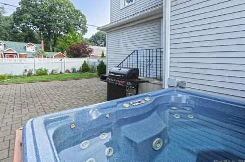 3 Hillcrest Ave, Milford CT 06460-7333 exterior