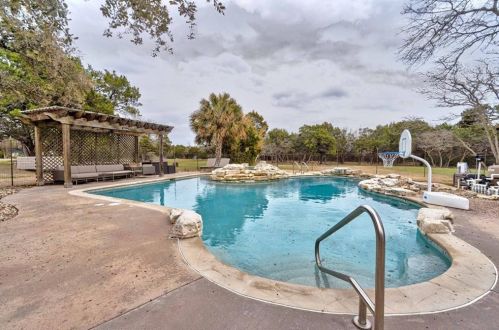 1105 Crystal Crk Dr, Austin TX 78746-4728 exterior