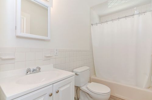 2142 Commonwealth Ave, Newton MA 02465-2914 exterior