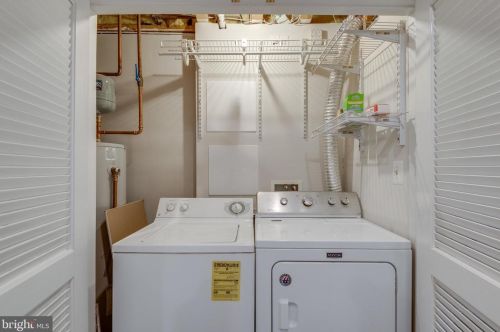 581 Kalmia Sq, Leesburg VA 20176-4037 exterior