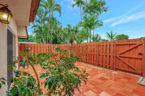 542 27 Way, Boynton Beach FL 33435-7916 exterior