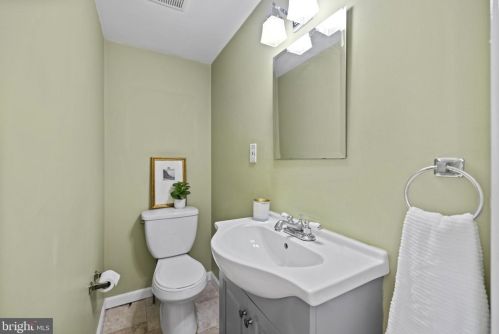 6811 Radcliffe Dr, Alexandria VA 22307-1541 exterior