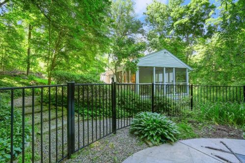 76 Mcfadden Dr, Wilton CT 06897-3912 exterior