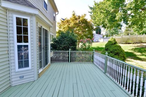 3 Commodore Hull Dr, Derby CT 06418-2255 exterior