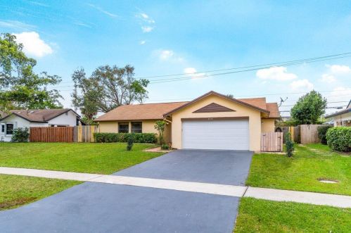 9135 Bedford Dr, Boca Raton FL  33434-5512 exterior