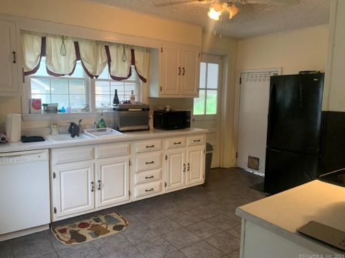 357 Woodbridge St, Manchester, CT 06042-3232