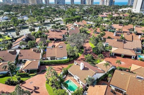 543 Bay Villas Ln, Naples FL 34108-2803 exterior