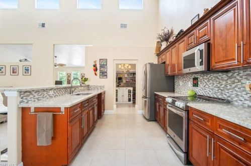 3920 6th Ave, Naples, FL 34117-9188