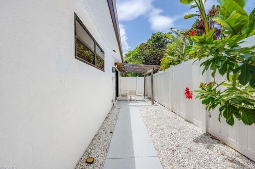 827 102 Ave, Naples FL 34108-3214 exterior