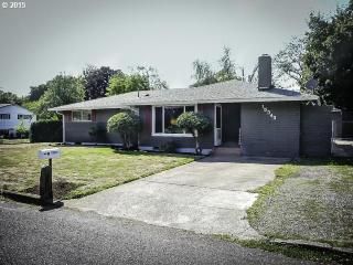 15340 Main St, Portland, OR 97233-3343