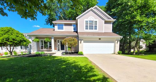 5596 Grove Dr, Grand Rapids, MI 49512-9698