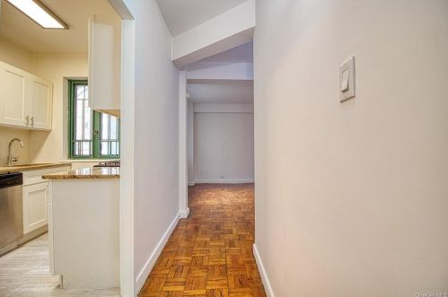 1579 Metropolitan Ave, Bronx NY 10462-6201 exterior