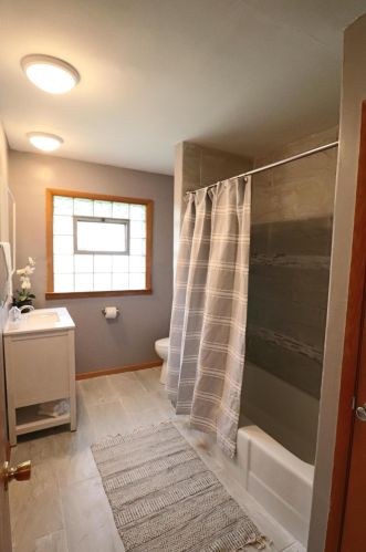 1008 105th St, Milwaukee WI 53227-1210 exterior