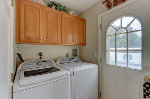 1281 America Ave, Babylon NY 11704-4037 exterior