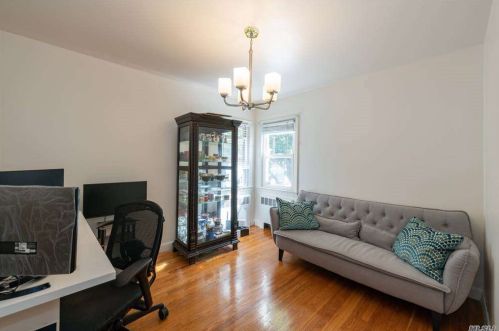 184 Dean St, Valley Stream NY 11580-4911 exterior