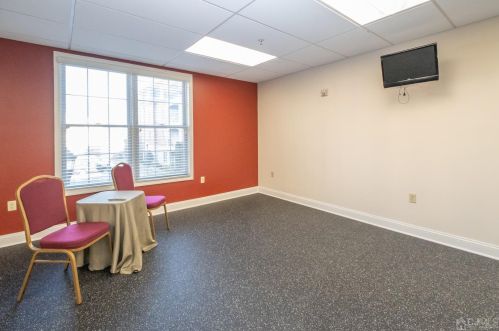 306 Regency Pl, Woodbridge NJ 07095-1036 exterior