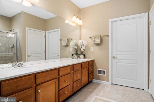 49 Falcon Ct, Trenton NJ 08690-2466 exterior