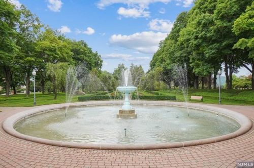 5201 Rio Vis Dr, Mahwah NJ 07430-4510 exterior