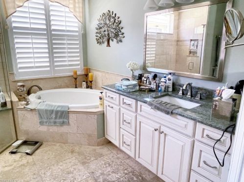 4931 Cerromar Dr, Naples FL 34112-7920 exterior