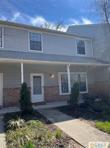 7 Aspen Dr, New Brunswick, NJ 08902-1050