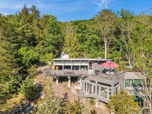 581 Roosevelt Dr, Seymour, CT 06478-2702