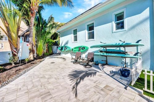 2654 Shoreview Dr, Naples FL 34112-5840 exterior