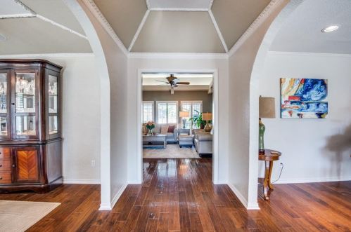 10727 Cox Ln, Dallas TX 75229-5211 exterior