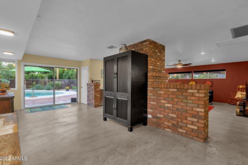 8051 14 Ave, Phoenix AZ 85023-2585 exterior