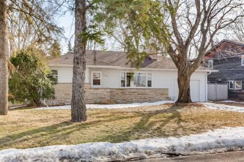 5239 Main St, Maple Plain, MN 55359-9695