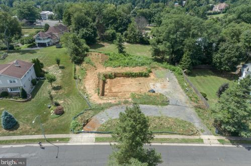 1172 Laurel Ln, Huntingdon Valley PA 19006-3216 exterior