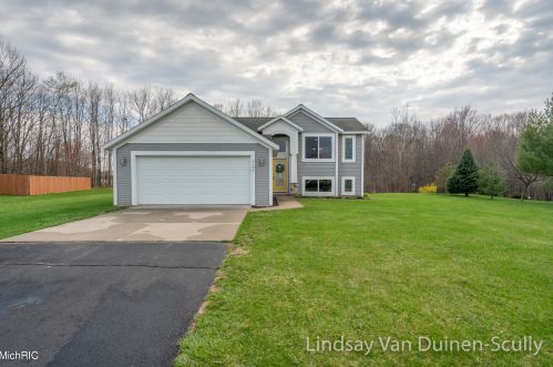 2194 Winston View Dr, Cedar Springs, MI 49319-7928