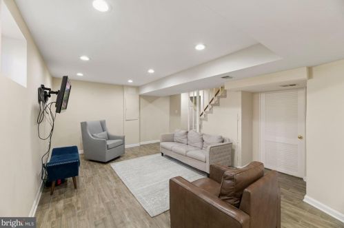 1712 Oakcrest Dr, Alexandria VA 22302-2336 exterior