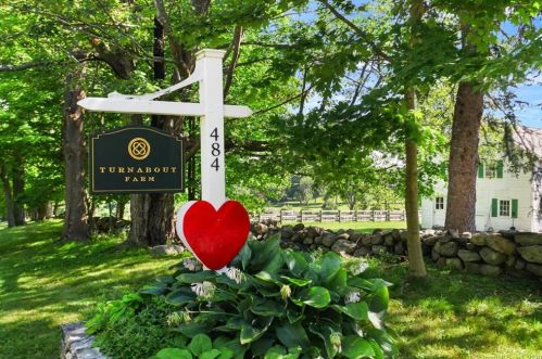 484 Ridgebury Rd, Ridgefield, CT 06877-1228